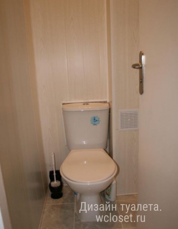 Светлый дизайн маленького туалета 1 кв.м. с отделкой из сайдинга