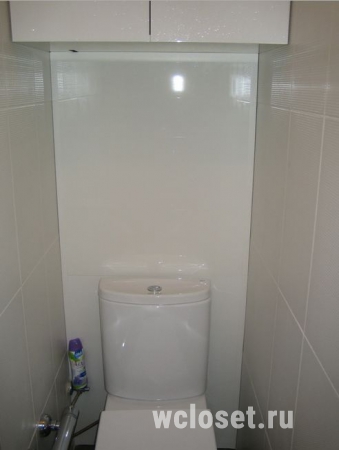Дизайн туалета 1,5 кв.м. со скрытым бойлером и гигиеническим душем
