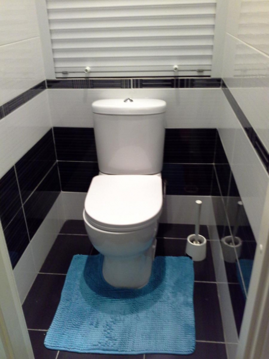 Недорогой дизайн простого черно-белого туалета 1 кв.м. со шкафом из роллета