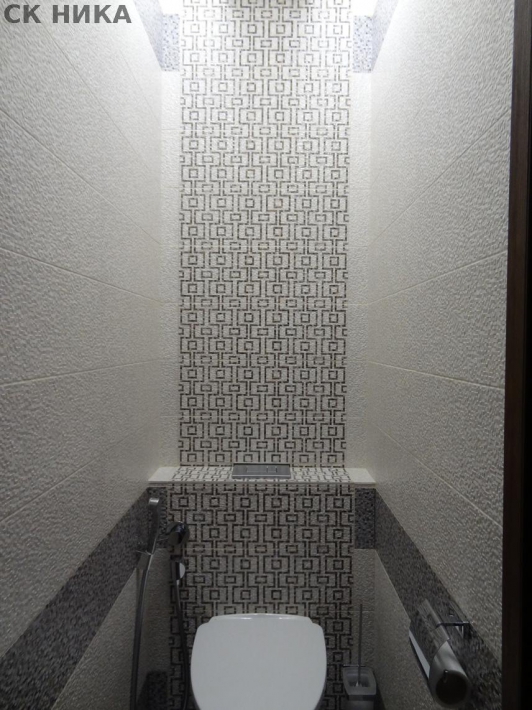Дизайн белого туалета 1.5 кв.м. с гигиеническим душем и подвесным унитазом