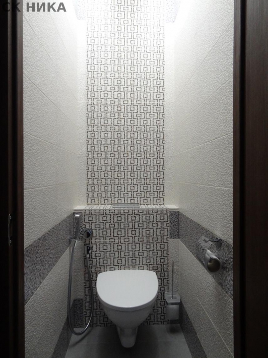 Дизайн белого туалета 1.5 кв.м. с гигиеническим душем и подвесным унитазом