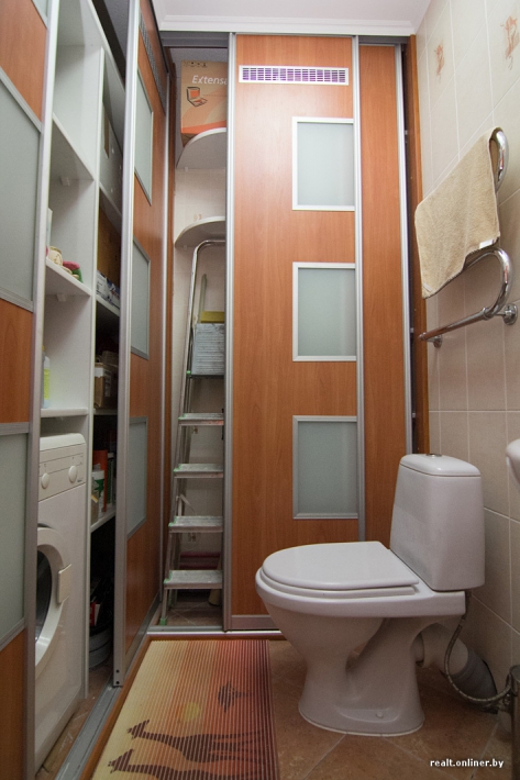 Туалет 3,7 кв.м. с большим шкафом, стиральной машиной и умывальником