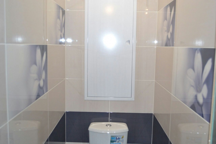 Бежевый туалет 1 кв.м. со вставками плитки с фотопечатью