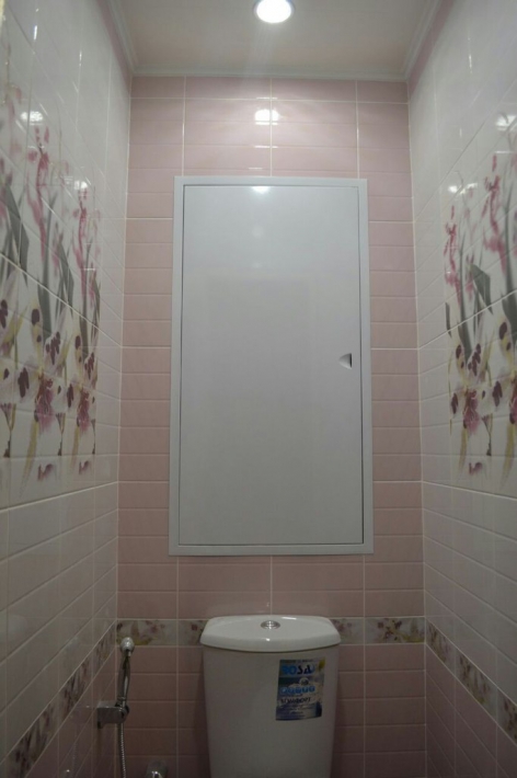 Дизайн небольшого бежевого туалета с глянцевой плиткой с фотопечатью