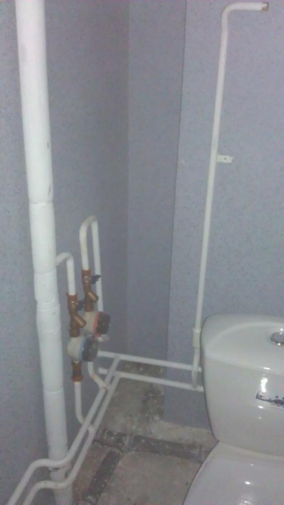 Фотоотчет о ремонте туалета в новостройке с бойлером, шкафом и инсталляцией (30 фото)