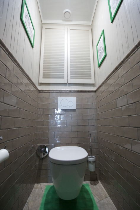 Дизайн коричнево-белого туалета 1 кв.м. с инсталляцией