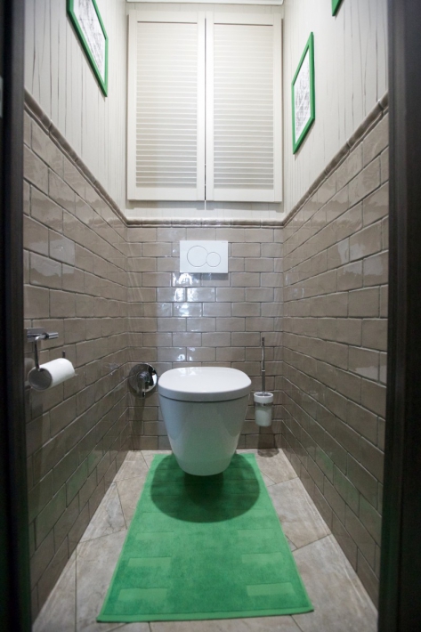 Дизайн коричнево-белого туалета 1 кв.м. с инсталляцией