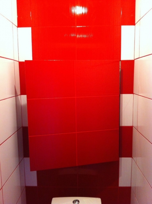 Дизайн туалета 1 кв.м. с красно-белыми стенами и унитазом