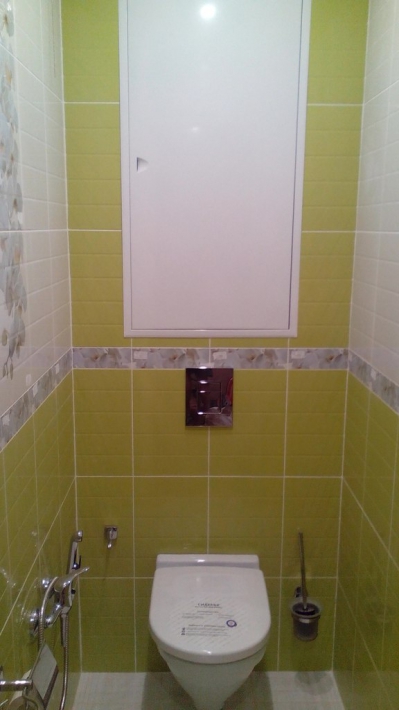 Зелено-белый туалет чуть меньше 1,5 кв.м. с подвесным унитазом и гигиеническим душем