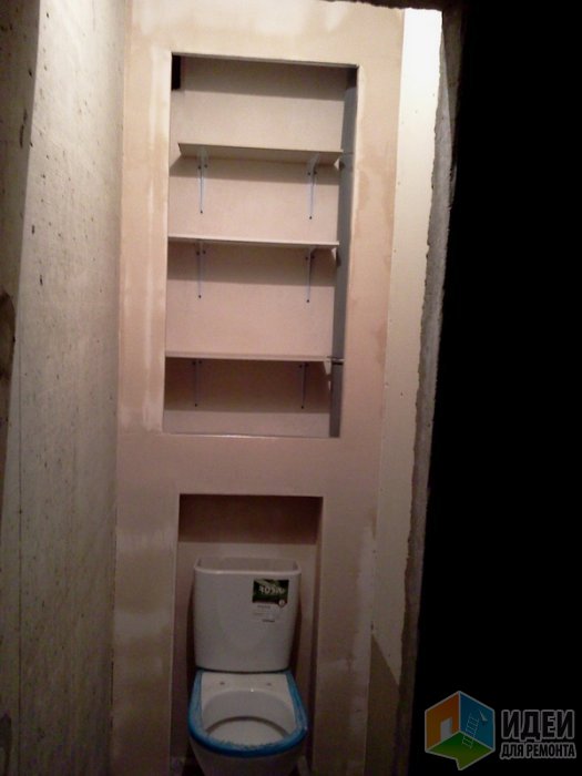 Ремонт туалета с небольшим шкафом и плиткой под шотландку