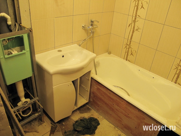 Совмещенный туалет с подвесным унитазом и со стиральной машиной