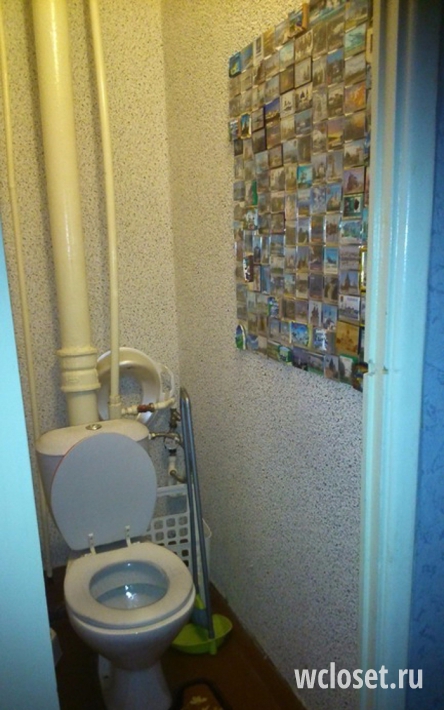 Небольшой туалет с гигиеническим душем, скрытым за жалюзи бойлером и с инсталляцией
