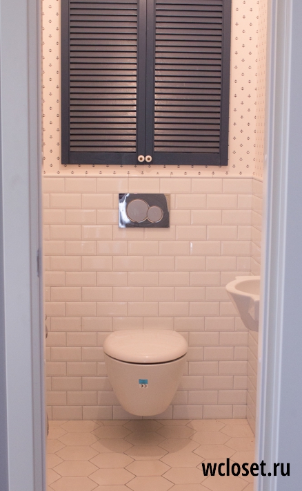 Дизайн светлого туалета 1,39 кв.м. в новостройке с водонагревателем и плиткой-кабанчиком
