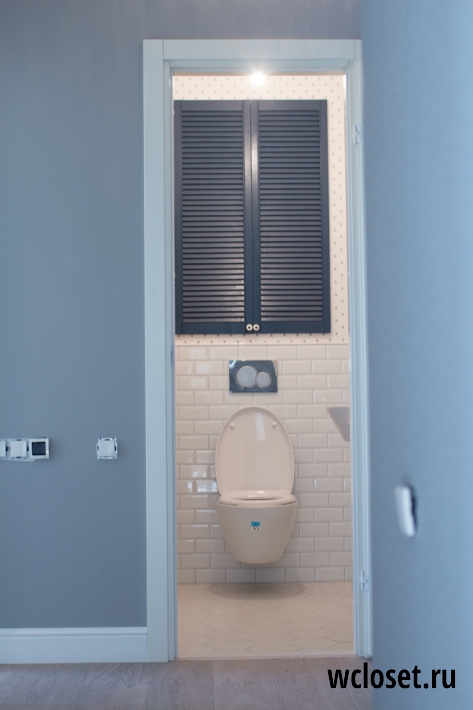 Дизайн светлого туалета 1,39 кв.м. в новостройке с водонагревателем и плиткой-кабанчиком