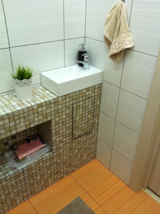 Туалет 2х1,4 м. со стиральной машиной, шкафом, раковиной и гигиеническим душем