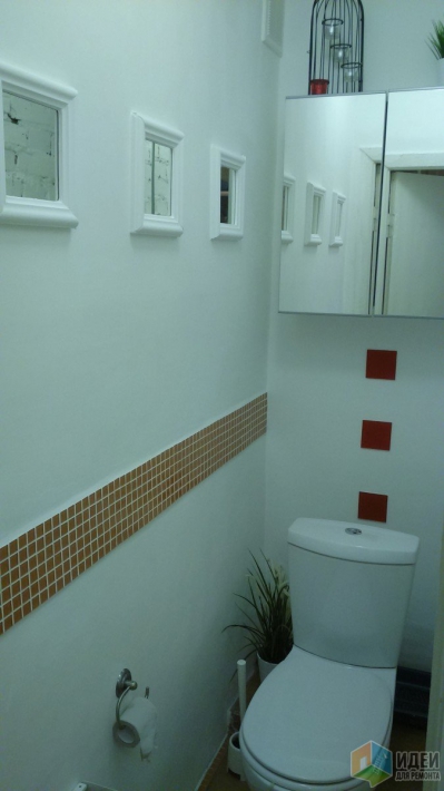 Ремонт в маленьком туалете с плиткой на полу, крашеными стенами и кирпичной кладкой