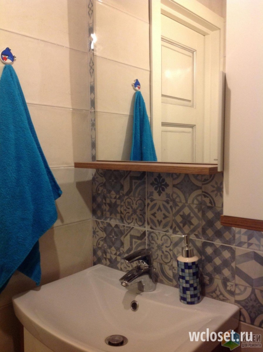 Раковина и зеркало в ванной