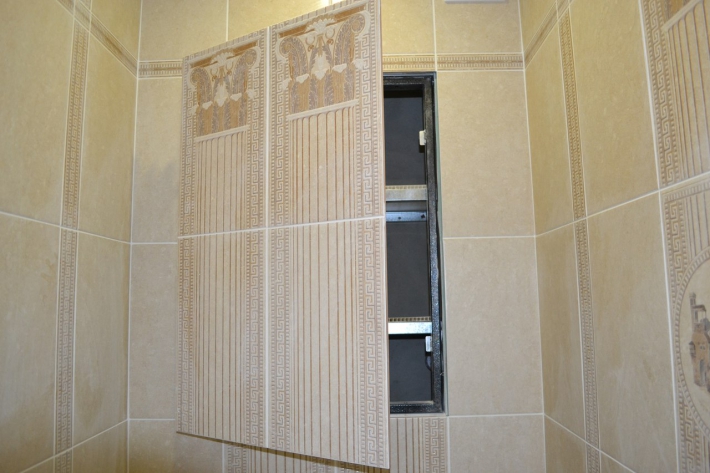 Дизайн маленького туалета с гигиеническим душем, инсталляцией и сдвижной дверью
