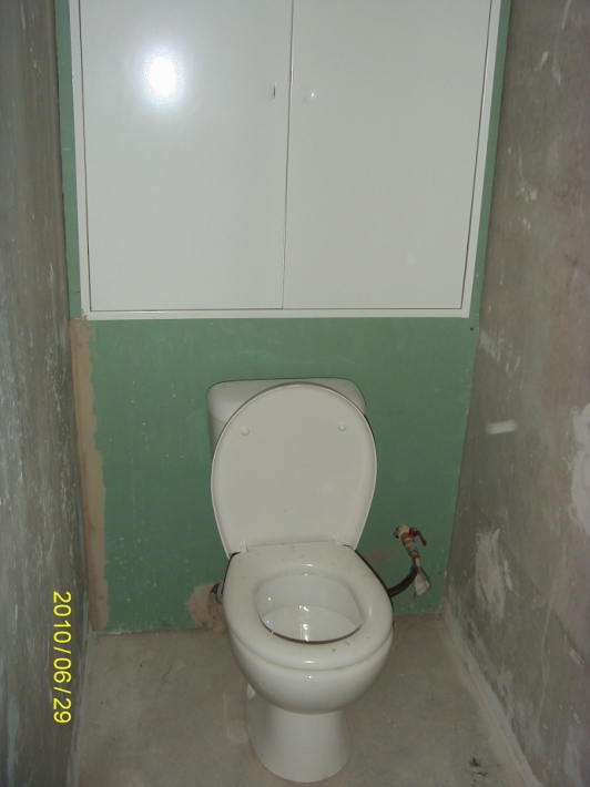 Дизайн туалета с польской плиткой и местом для будущего бойлера