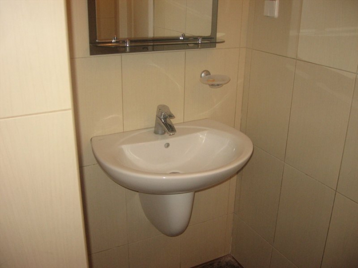 Дизайн туалета 2 кв.м. с раковиной 55 см. и зеркалом