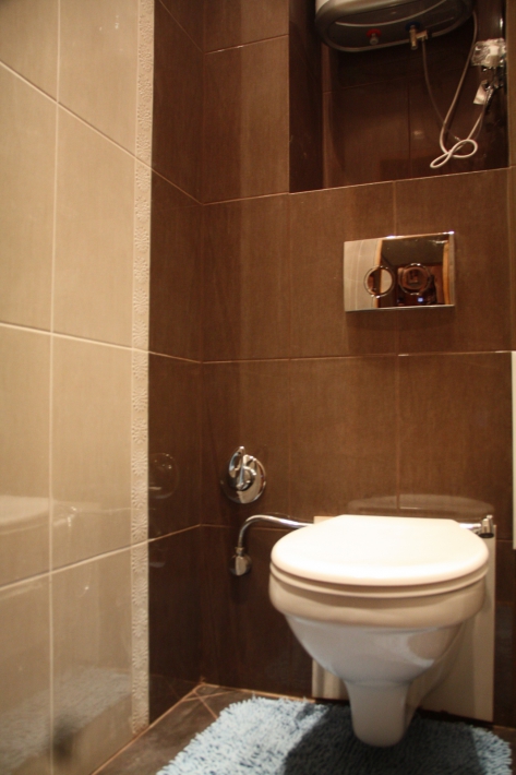 Дизайн туалета размером 1,2х0,9 и потолком 2,4 метра с бойлером и инсталляцией