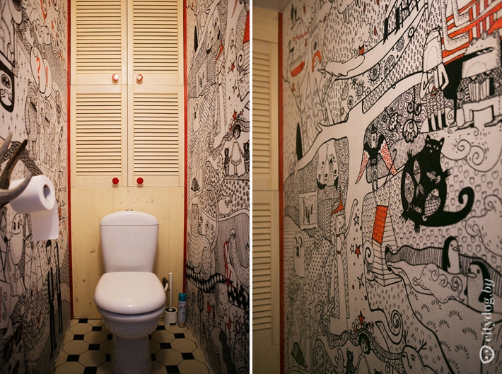 Туалетная комната с художественной росписью на стенах