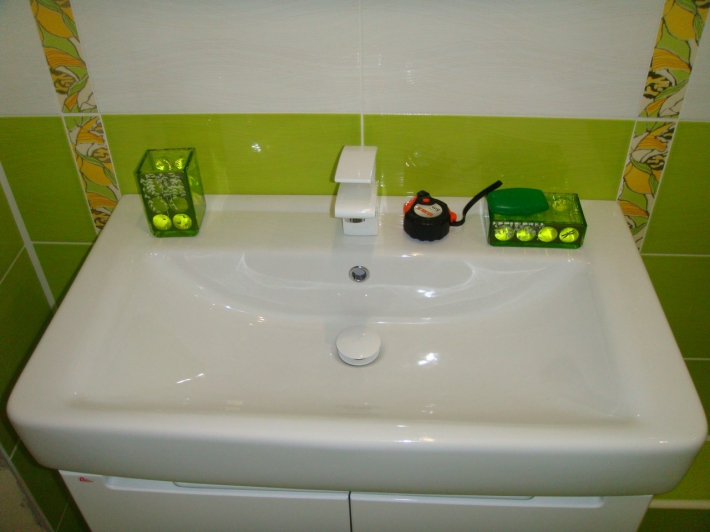 Дизайн зеленого совмещенного с ванной туалета, в котором нет ничего лишнего