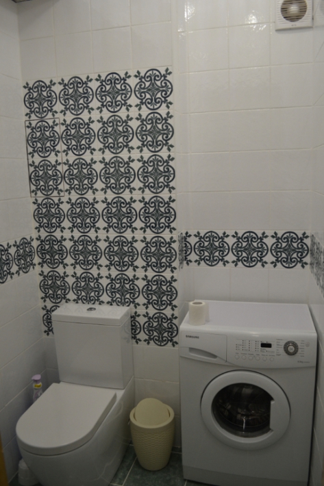 Дизайн туалета 2 кв.м. с раковиной и гигиеническим душем, подвесными потолками и стиральной машиной