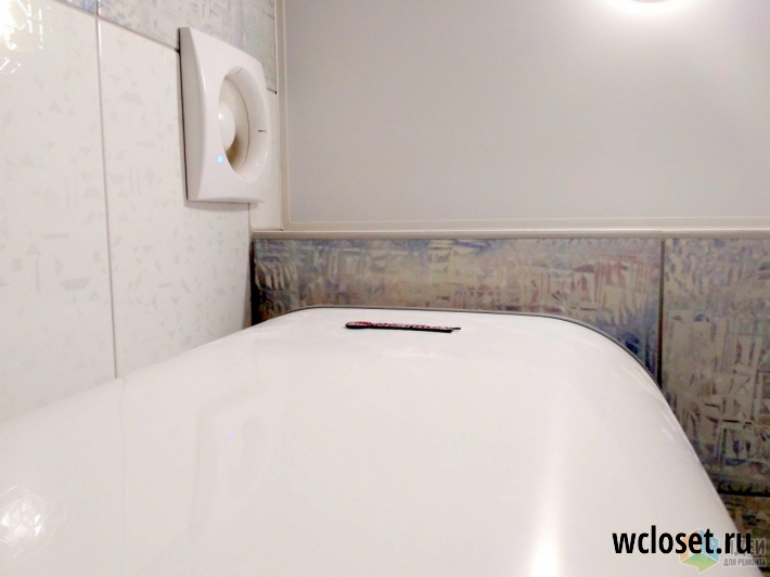 Белый туалет с гигиеническим душем, бойлером и вентиляцией