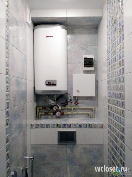 Белый туалет с гигиеническим душем, бойлером и вентиляцией