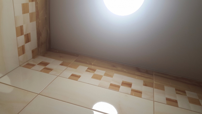 Туалет 1,3 кв.м. с гигиеническим душем, инсталляцией и яркой цветной плиткой с рисунками