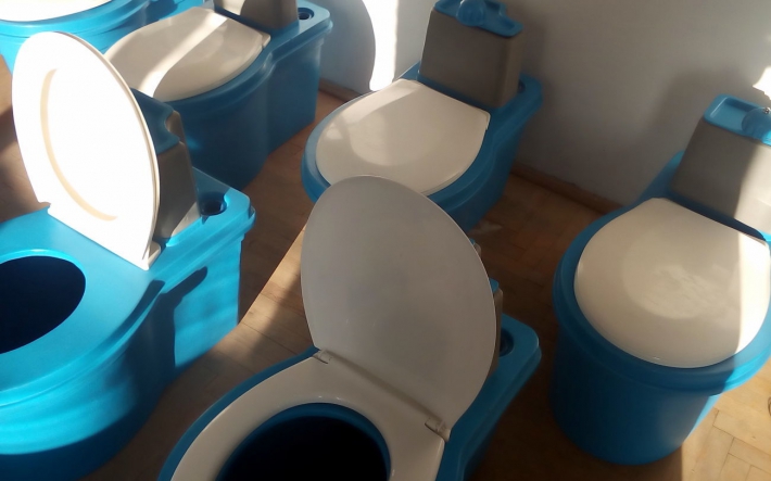 Дачный туалет без выгребной ямы и без запаха: разновидности и установка