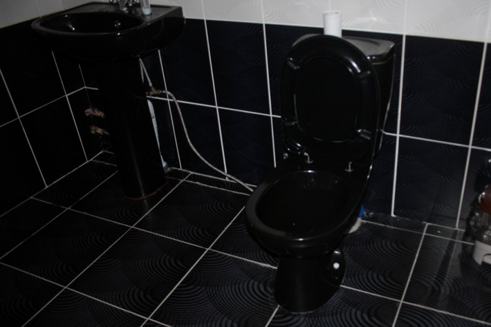 Черный туалет: подборка из 30 фото