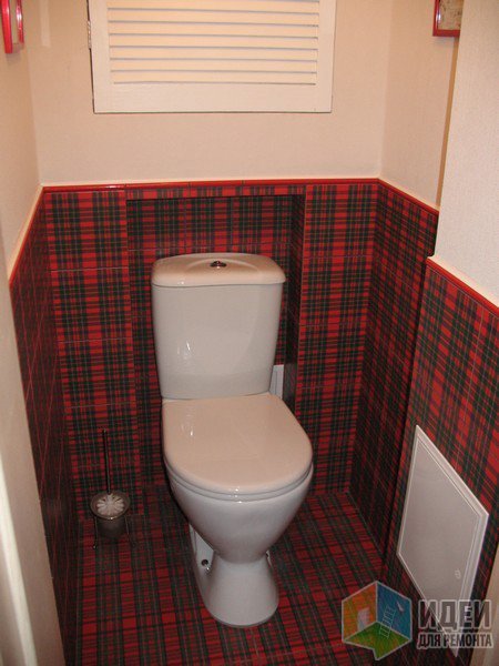 Ремонт туалета с небольшим шкафом и плиткой под шотландку