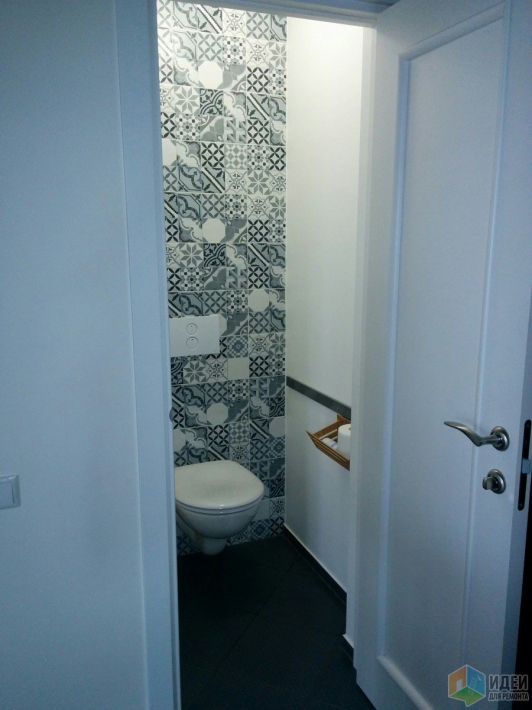 Туалет площадью 0,7 кв.м. с подвесным унитазом и отделкой из плитки