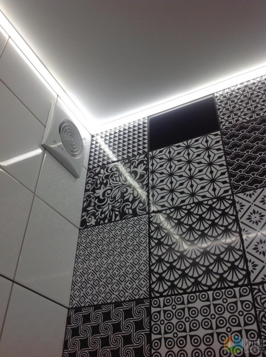 Дизайн туалета с контрастной плиткой, раковиной с тумбой и подсветкой под потолком (16 фото)