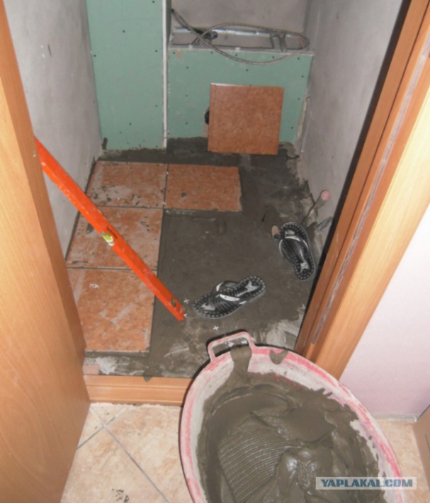 Ремонт туалета кафельной плиткой - 17 фото